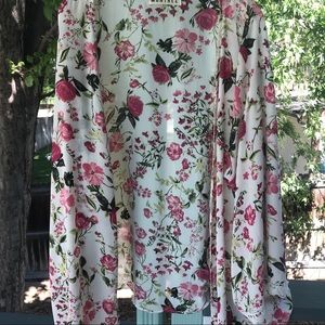 GORGEOUS white and pink floral kimono 🌺🌹🌸💗